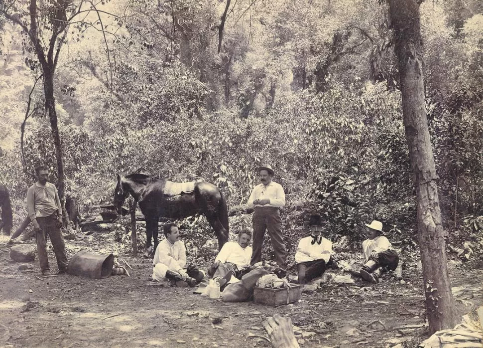 EN EL CERRO. A fines del siglo XIX, el fotógrafo captó a este grupo descansando bajo los árboles, durante una excursión. LA GACETA / ARCHIVO