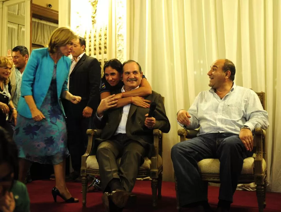  EN FAMILIA. Sara abraza a su padre, José Alperovich. Beatriz Rojkés arenga a Juan Manzur, que ríe. LA GACETA / JORGE OLMOS SGROSSO