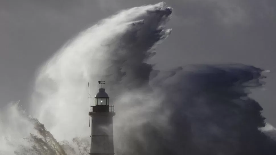 MAR DEL NORTE. Las olas azotan un faro de Gran Bretaña, durante la peor tormenta en una década. REUTERS