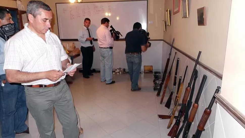 UN ARSENAL. El jefe de la Policía, Jorge Racedo, revisa el armamento secuestrado de la casa de Sirnio. LA GACETA / FOTO DE JOSÉ INESTA