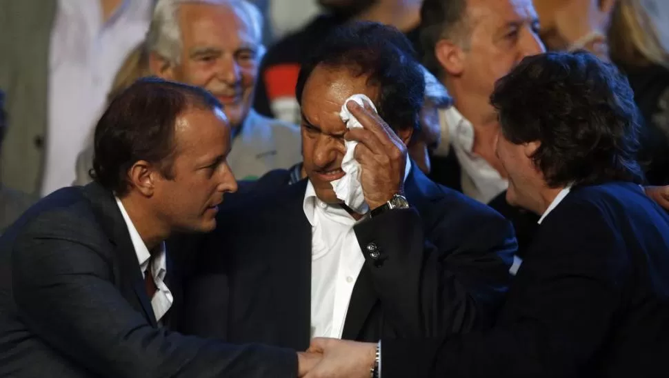 SIN LA PRESIDENTA. Insaurralde, Scioli y Boudou en el acto que realizó el kirchnerismo tras los comicios, el domingo.