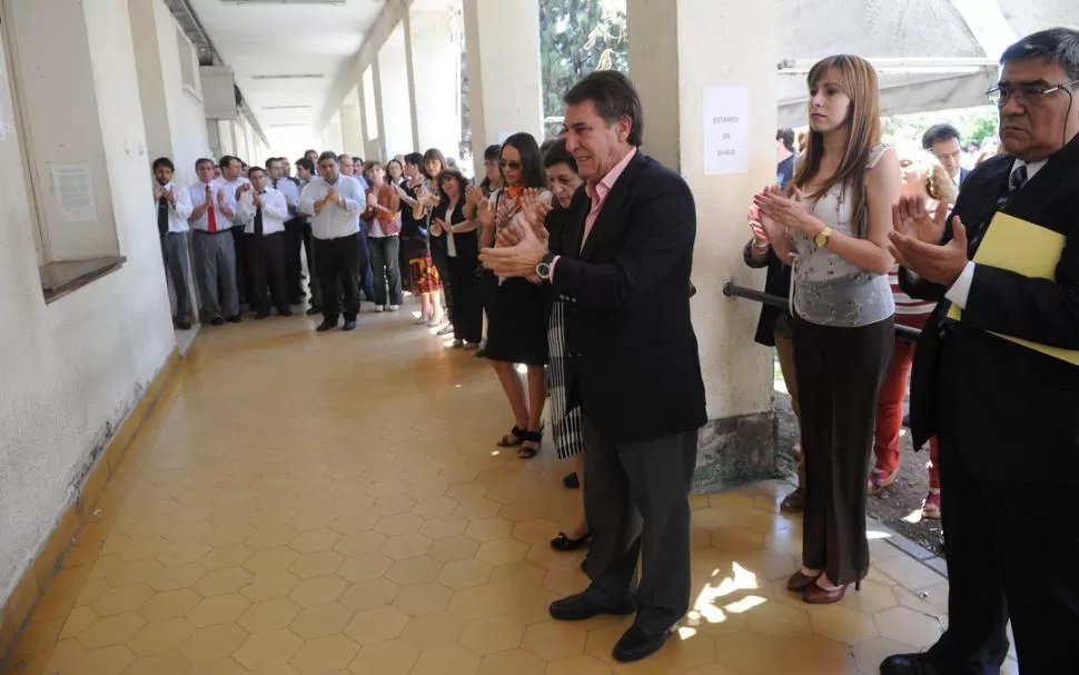 HOMENAJE. La fiscala Gianonni y la camarista Vitar encabezan la larga columna que recordó al prosecretario.  