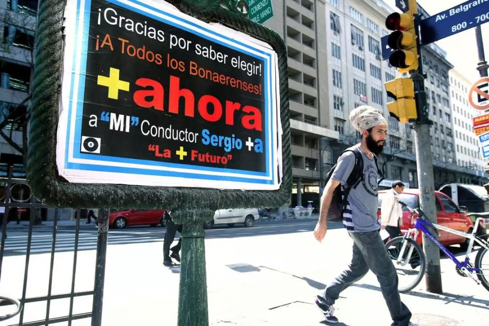EMULANDO A LOS FUTBOLEROS. Ayer aparecieron distintos afiches en Buenos Aires, alusivos al triunfo de Massa sobre el oficialismo en la provincia. 