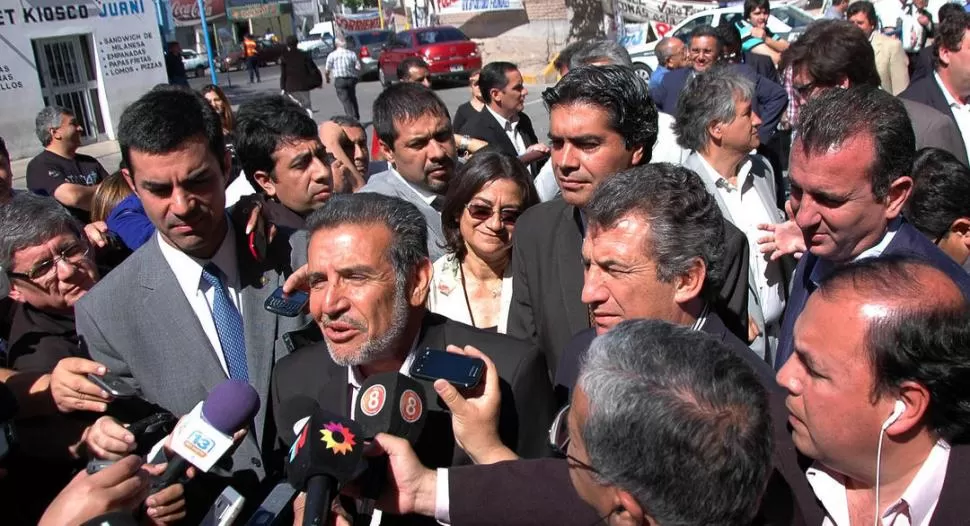 VISITA A GIOJA. Los gobernadores Urtubey, Beder Herrera (hablando), Capitanich y Urribarri, a la salida del hospital. 