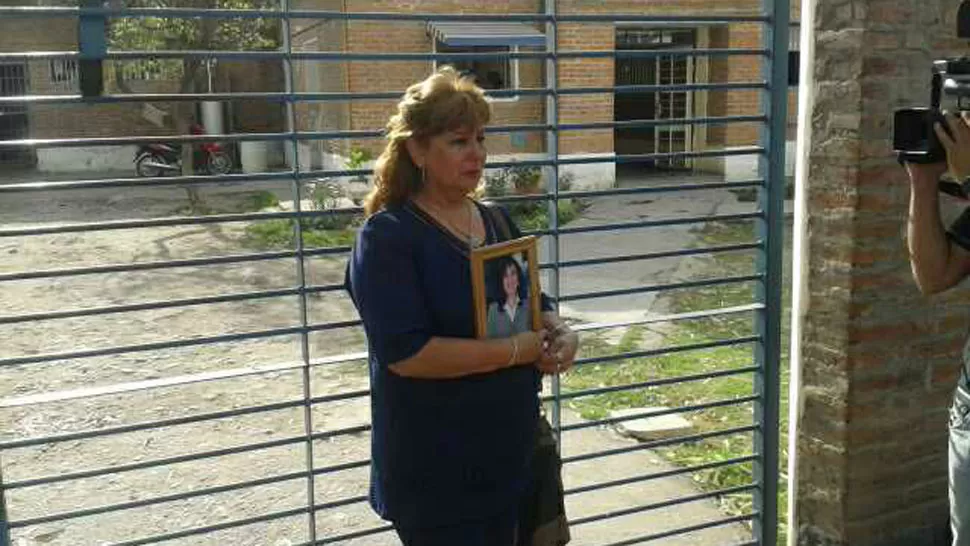 RECLAMO. Liliana Argañaraz llevó una foto de su hermana a la puerta de la cárcel donde están las condenadas. LA GACETA / ANALIA JARAMILLO