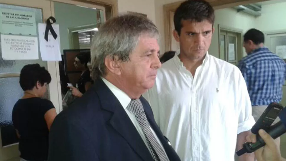 EN TRIBUNALES. El abogado Manuel Pedernera y el acusao Jorge Acevedo. FOTO LA GACETA / ANALÍA JARAMILLO. 