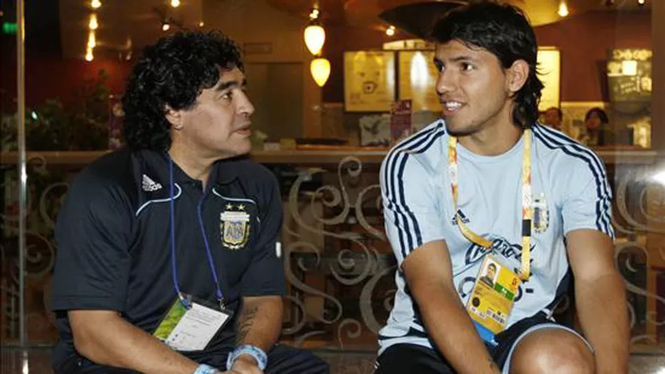 DÍAS FELICES. En tiempos del Mundial Sudáfrica 2010, el Kun Agüero parecía el niño mimado de Maradona. FOTO TOMADA DE ELECONOMISTA.ES