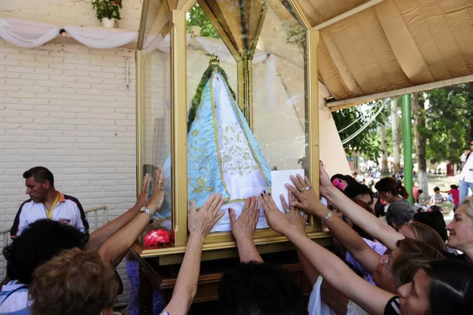 MUESTRA DE FE. Los fieles tocan el camarín de la Virgen de La Reducción. LA GACETA / FOTO DE ANALIA JARAMILLO (ARCHIVO)
