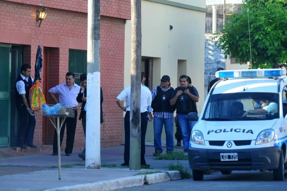 TRES HORAS DURÓ EL ALLANAMIENTO. Los policías inspeccionaron la casa que Sirnio había heredado de su madre, en el barrio de Ciudadela. LA GACETA / FOTO DE DIEGO ARAOZ