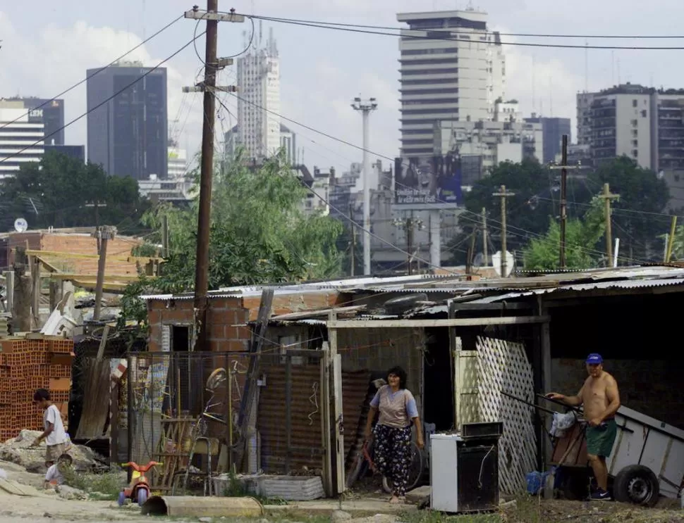 CONCENTRACIÓN. En la Ciudad Autónoma, la pobreza afecta al 2,4% de la población. Generalmente, los pobres residen en villas cercanas al centro. REUTERS 