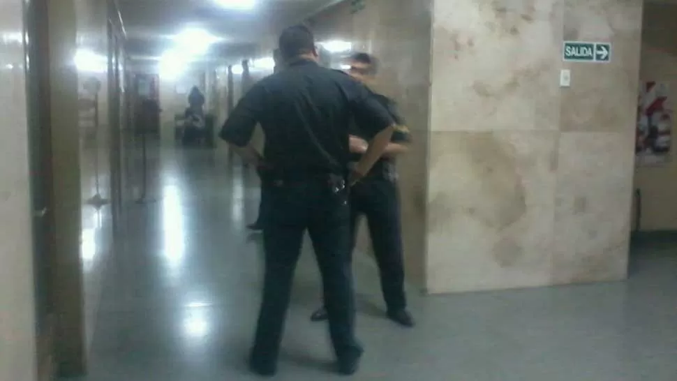 GUARDIA POLICIAL. Efectivos custodian los accesos y demarcan la guardia periodística alrededor de Ale. LA GACETA 