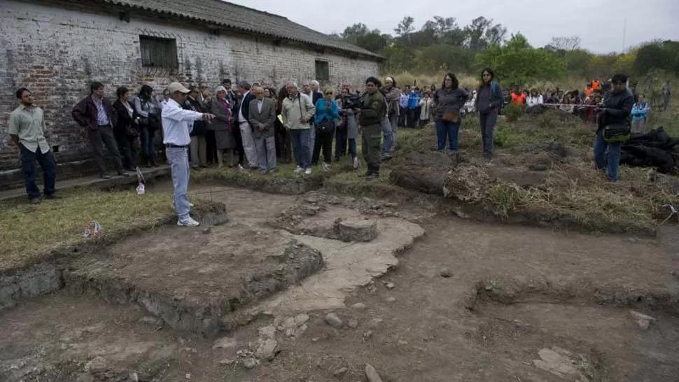 RECONOCIMIENTO. El Equipo Argentino de Antropología Forense realizó excavaciones en el predio del Arsenal Miguel de Azcuénaga. LA GACETA / JORGE OLMOS SGROSSO