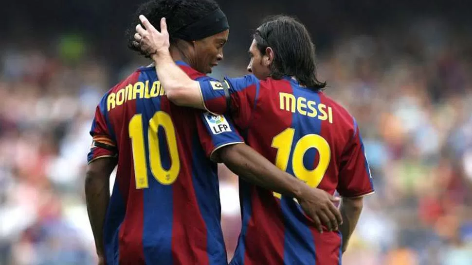 EX COMPAÑEROS. Messi y Ronaldinho son buenos amigos. FOTO TOMADA DE COPAPERU.NET