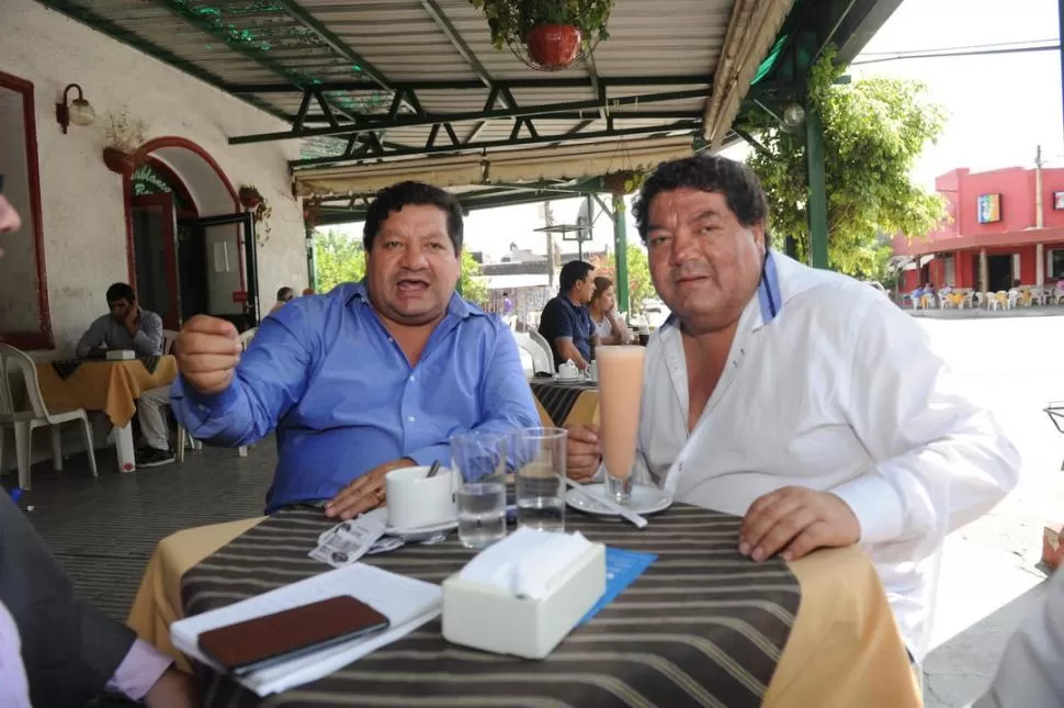 MELLIZOS. José (azul) y Enrique Orellana, en un bar de su Famaillá natal. LA GACETA / FOTO DE OSVALDO RIPOLL