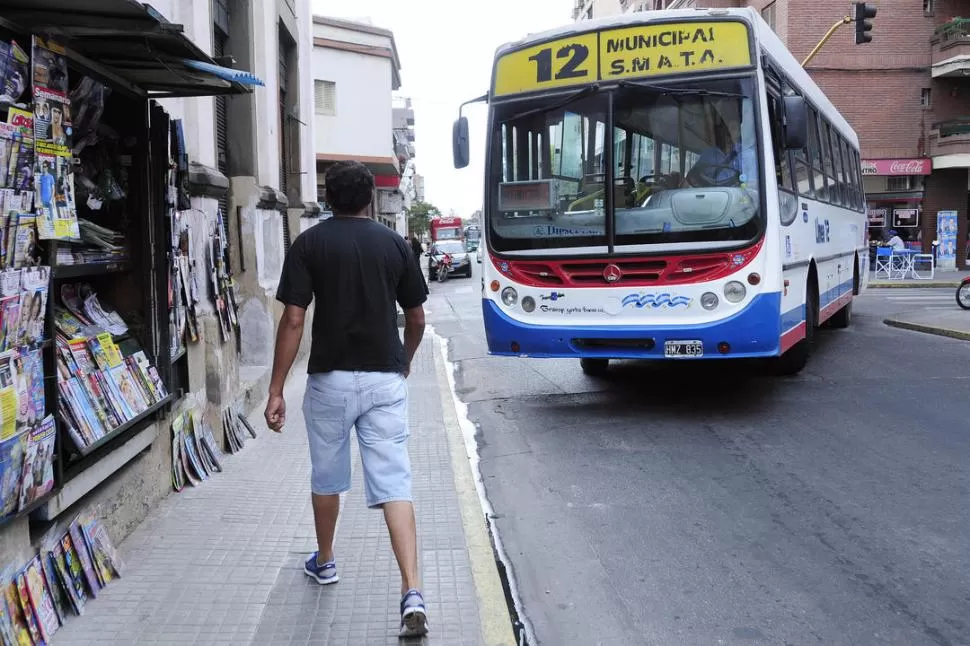 GIRO. Veredas y calles angostas para que doblen ómnibus que son grandes. LA GACETA / FOTO DE ANALíA JARAMILLO 