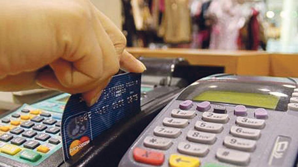 Por ahora, no sube el recargo por compras con tarjeta LA