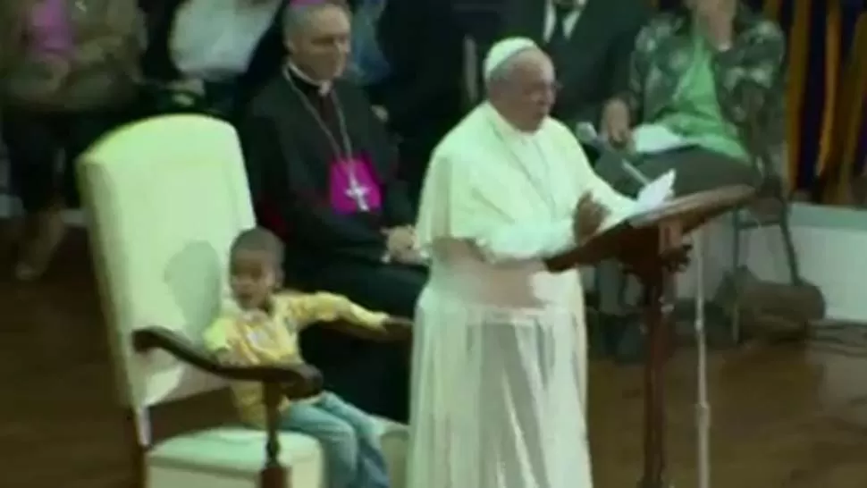 DESENFADO. El sillón del Papa tuvo un uso mucho menos formal que lo habitual, durante la audiencia de esta semana. CAPTURA DE PANTALLA