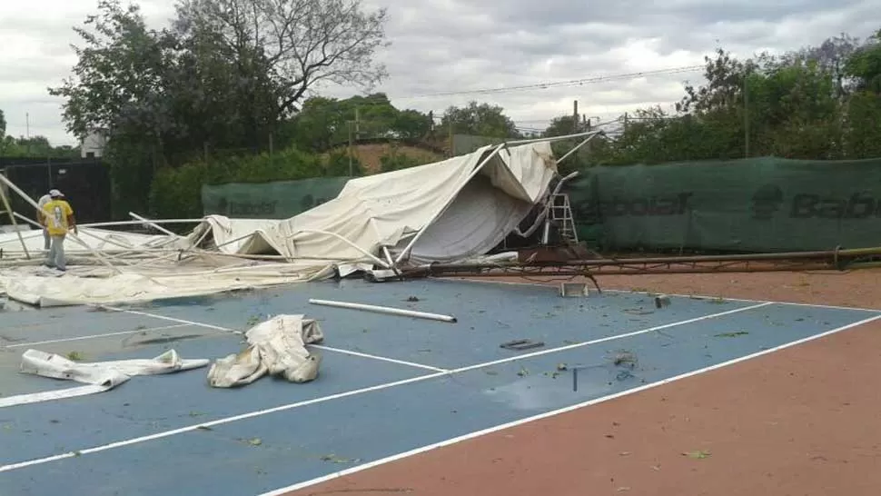DESTROZOS. Una de las canchas de tenis de Tucumán Rugby quedó destruida después de la tormenta. FOTO TOMADA DE TWITTER.COM/SRMENCIONADO
