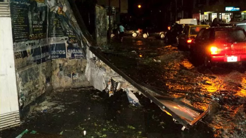 DESTROZO. Las chapas que cerraban un baldío cayeron sobre las veredas. FOTO TOMADA DE JUJUYALDIA.COM