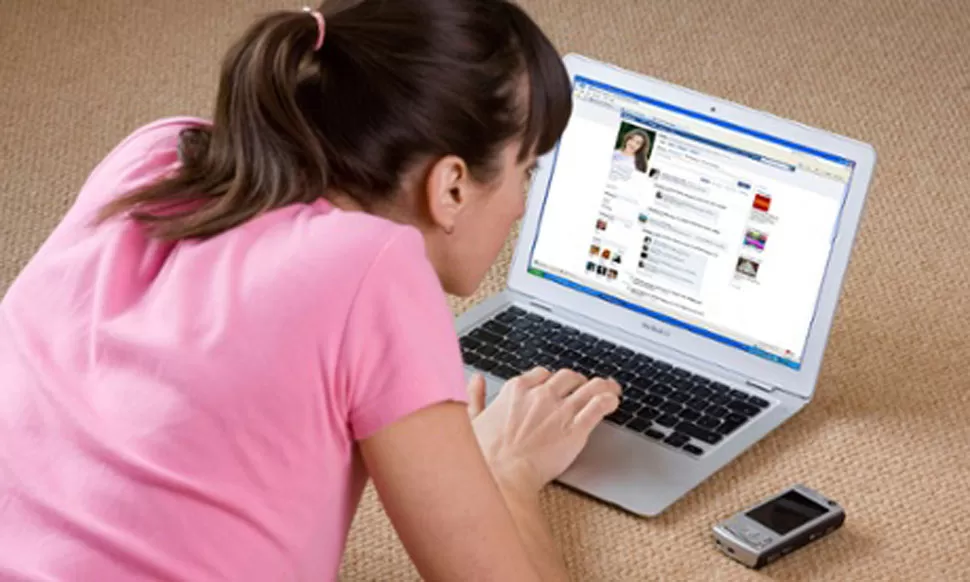 ALEJAMIENTO. Los jóvenes cada vez se distancian más de Facebook. FOTO TOMADA DE THEGUARDIAN.COM