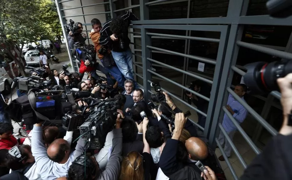 APRESADO. Sabbatella llegó a las sede central del grupo mediático rodeado por periodistas y camarógrafos. DYN