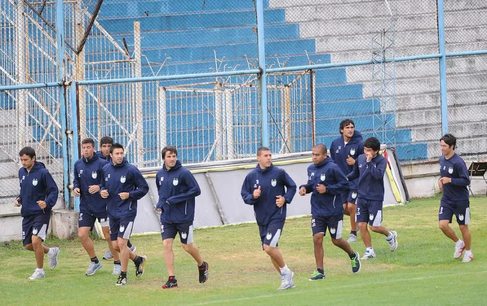 A PURO TROTE. Barrado, Lenci, Bazán y Malagueño corren alrededor del campo durante la práctica de ayer en el estadio.  