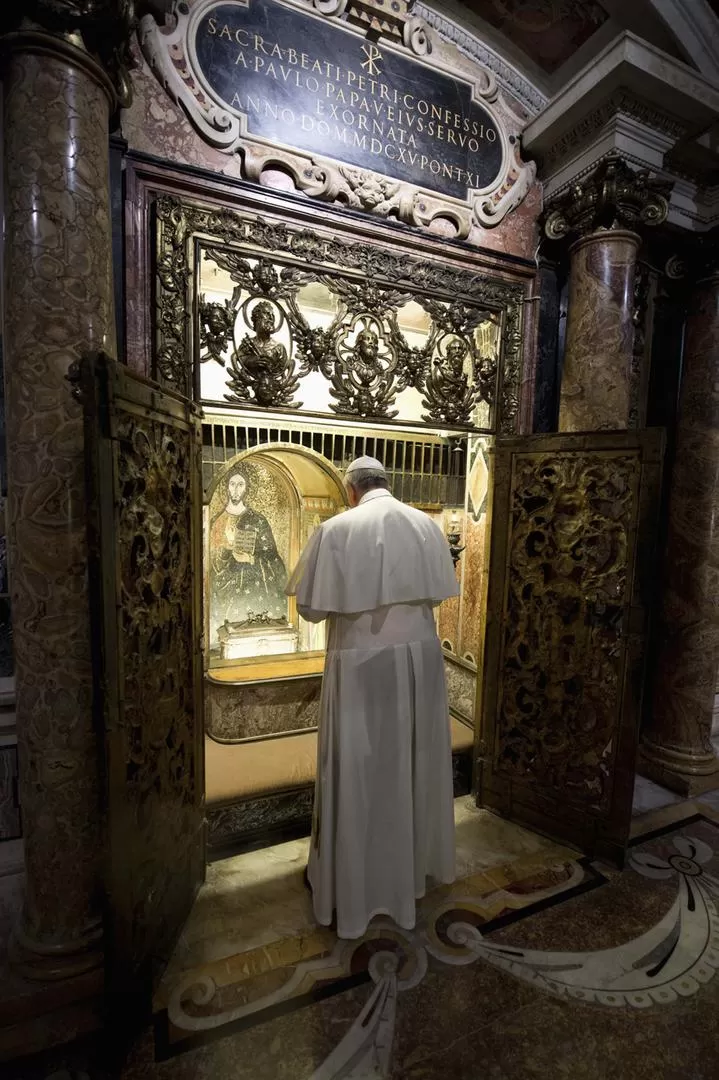 EN REFLEXIÓN. El papa Francisco oró ayer ante la tumba de San Pedro. REUTERS