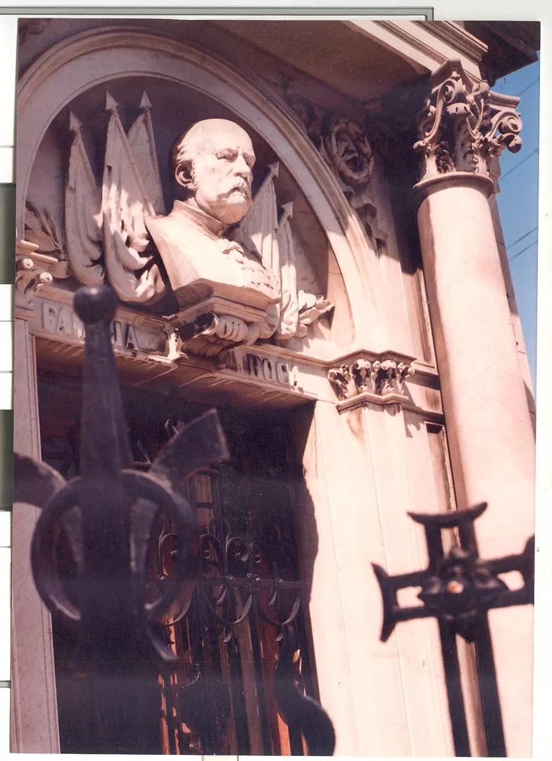 TUMBA EN LA RECOLETA. Un busto en mármol del coronel José Segundo Roca en sus últimos años, corona el mausoleo familiar. Allí reposa también su ilustre hijo. 