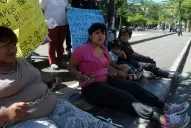Vecinos de Raco se encadenaron en la plaza Independencia