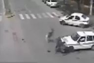 Chocó contra un taxi, voló sobre el auto y se salvó