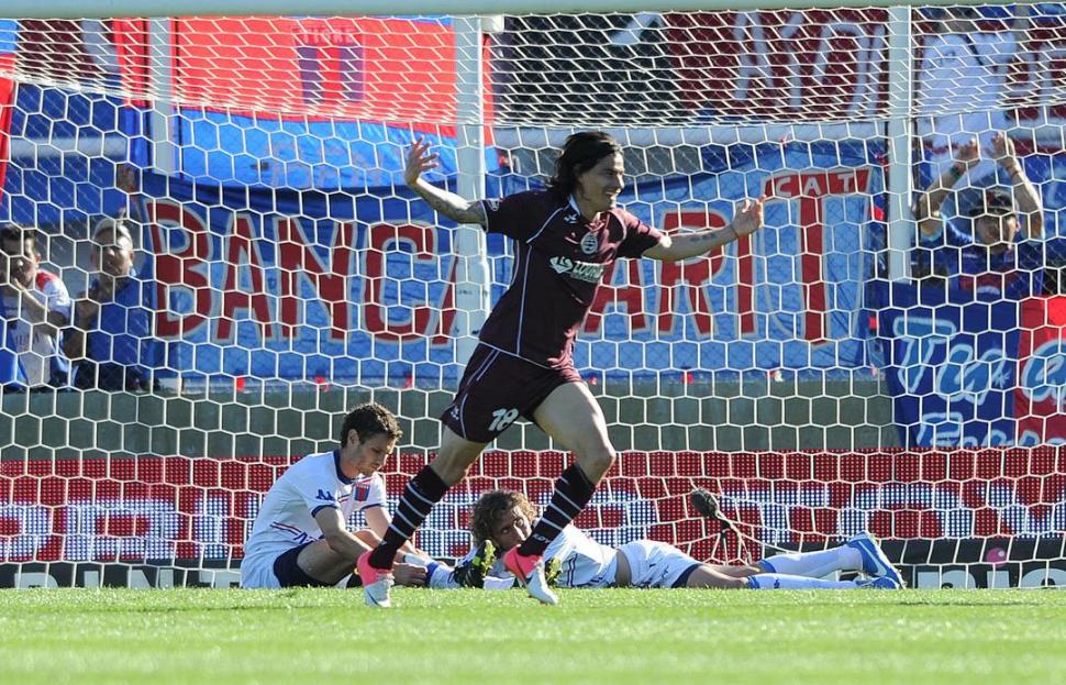 LOS DEJÓ POR EL PISO. Ismael Blanco, que marcó el segundo gol, festeja. 
