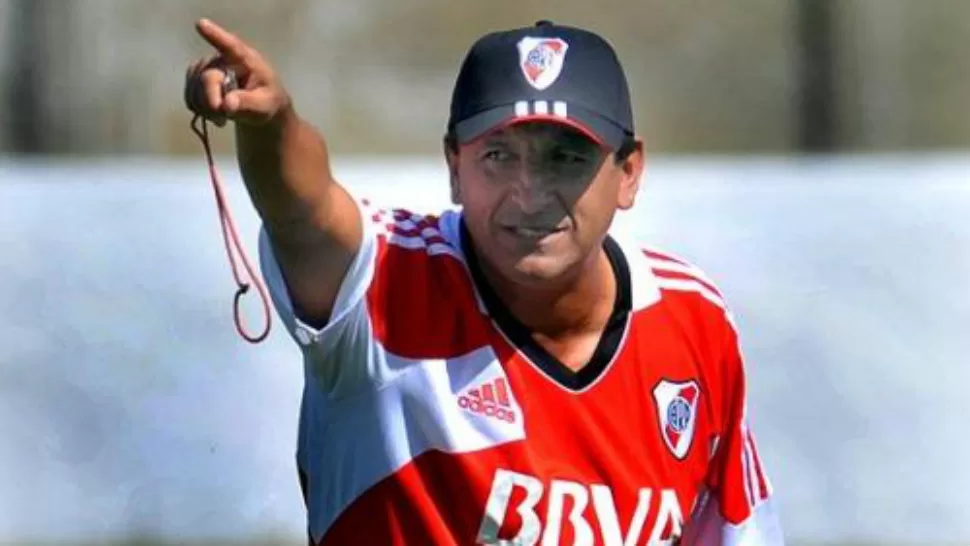 ORDEN TACTICO. El técnico Ramón Díaz da órdenes durante la práctica realizada con vistas al duelo del miércoles contra Lanús, por la Copa Sudamericana. TELAM
