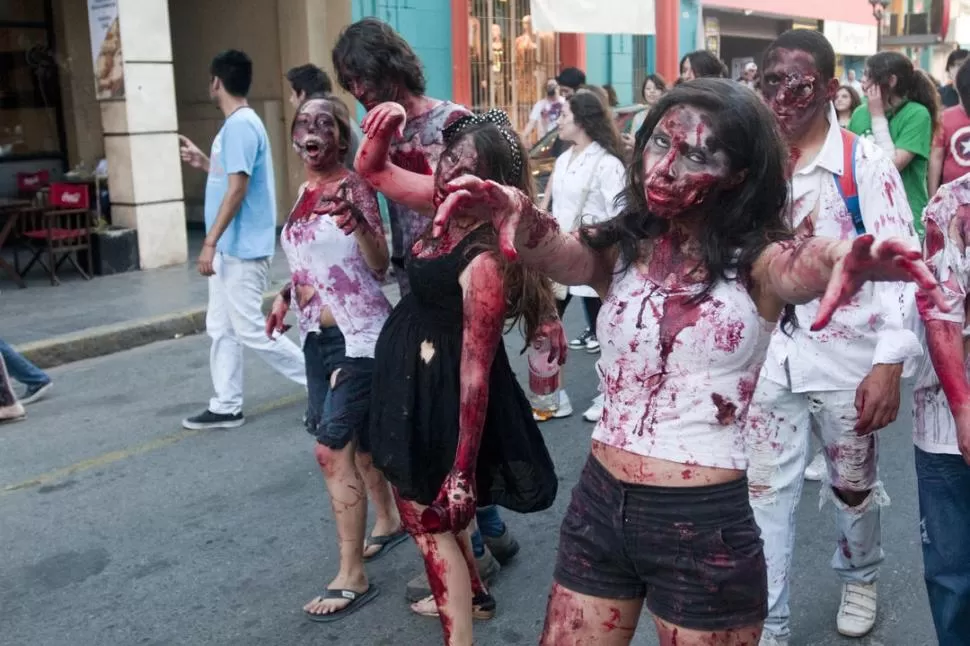 Los zombis espantaron la tarde a lo largo de la 25 de Mayo, desde la plaza Urquiza a la Independencia. LA GACETA / FOTOS DE INÉS QUINTEROS ORIO 