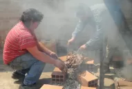 El asado en las obras, esa sabrosa tradición de los viernes