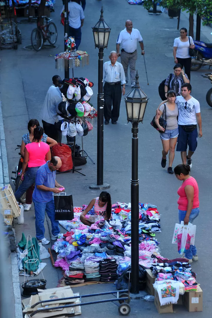 DE TODO. En las peatonales se venden ojotas, zapatillas, ropa, juguetes, verduras, frutas, bojouterie, pomadas...  LA GACETA / FOTO DE DIEGO ARAOZ
