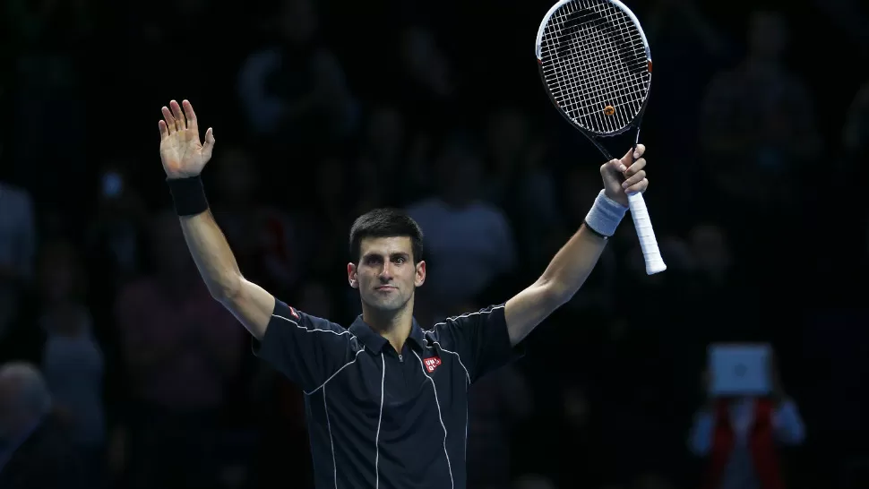 UN FESTEJO MAESTRO: El tenista serbio Novak Djokovic le ganó hoy por 6-4, 6-7 (2-7) y 6-2 al suizo Roger Federer, en el debut de ambos en el torneo de maestros en Londres. REUTERS