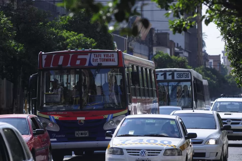 TRANSPORTES PÚBLICOS. Por el momento, los concejales de la capital descartan una suba en taxis y ómnibus. LA GACETA / FOTO DE ANALíA  JARAMILLO (ARCHIVO)