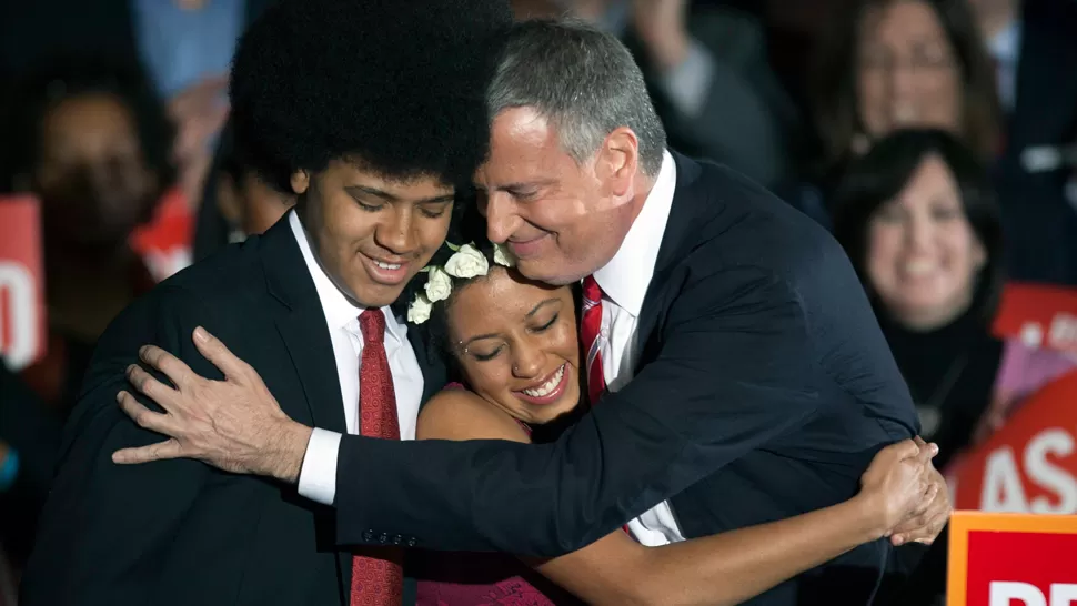 EL GANADOR. Blasio se abraza a sus hijos tras conocer los datos del triunfo. REUTERS