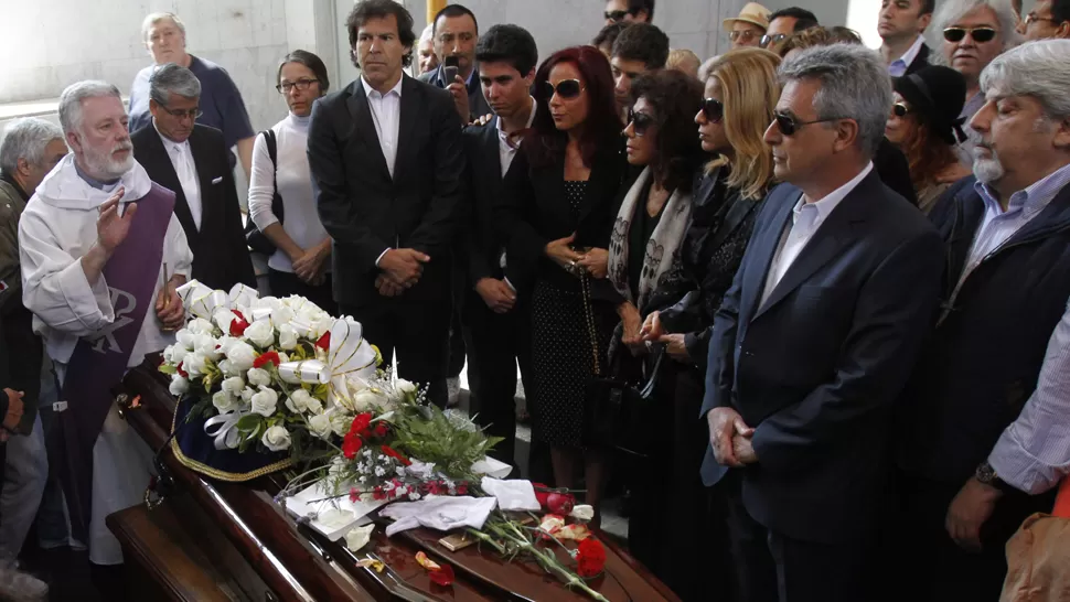 CEREMONIA. La familia se mostró muy emocinada en la despedida del actor, en el cementerio de la Chacarita.  DYN