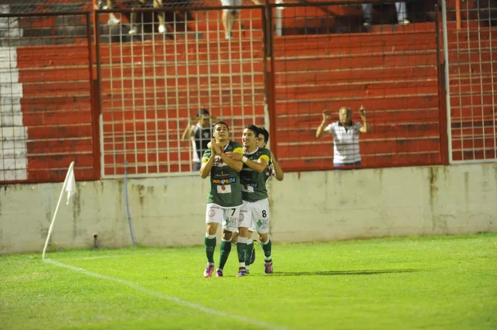 PERDÓN. Gonzalo Rodríguez pide disculpas a los hinchas de San Martín tras anotar el segundo gol. Abel Méndez lo saluda. 