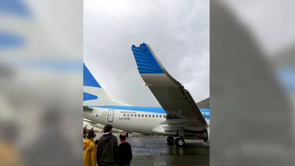 SIN MAYORES CONSECUENCIAS. El winglet del ala del Boeing de Aerolíneas resultó dañado. FOTO TOMADA DE INFOBAE.COM