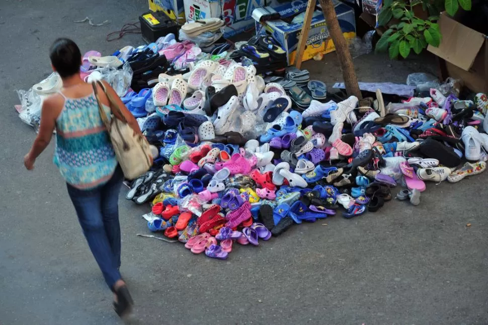 OFERTAS POR DOQUIER. En las peatonales, los ambulantes venden calzados, indumentaria y videos. LA GACETA / FOTO DE DIEGO ARáOZ