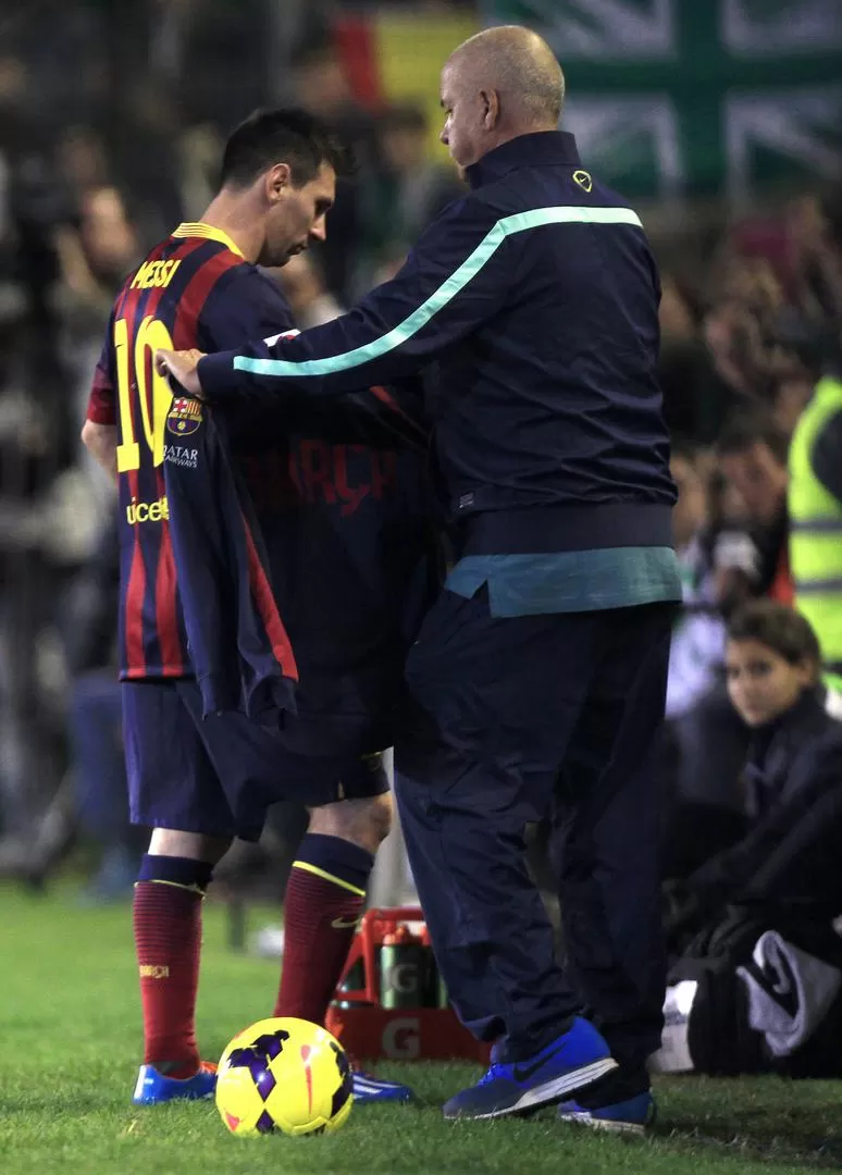 POBRE ZURDA. Messi sale del campo de Betis tras sentir un pinchazo en el bíceps femoral de la pierna izquierda. 