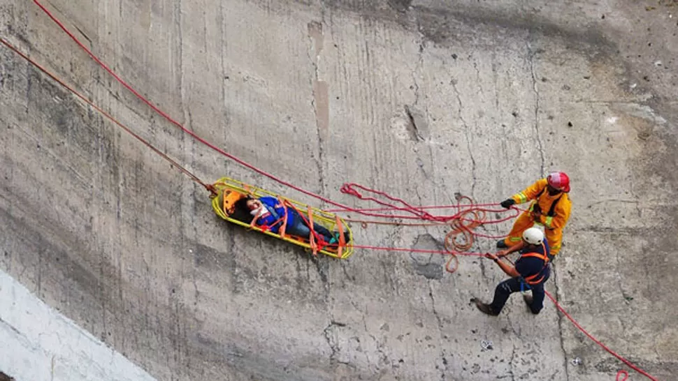DIFÍCIL ACCESO. Los bomberos trabajaron durante largo rato para rescatar a la joven. FOTOS TOMADAS DE ELLIBERAL.COM