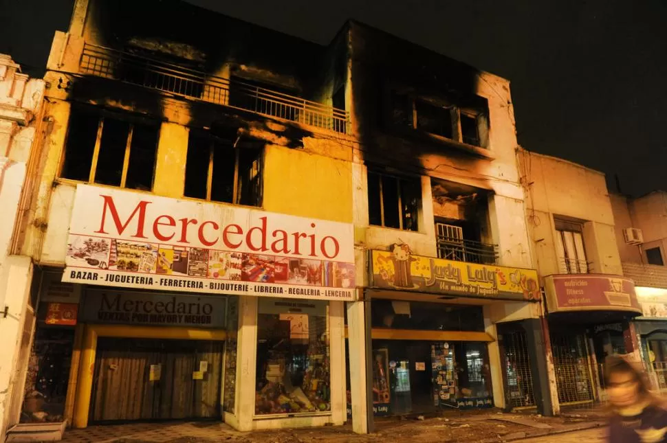 MARCAS DE FUEGO. Las fachadas de los comercios consumidos por el fuego quedaron manchadas por el hollín. LA GACETA / FOTOS DE ANTONIO FERRONI