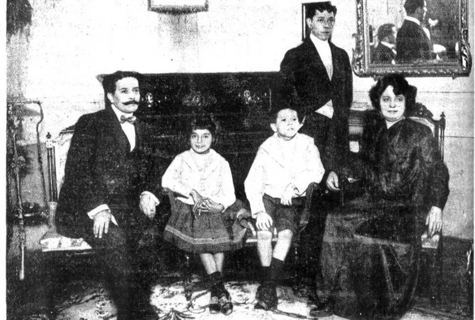 RICARDO JAIMES FREYRE. Una fotografía de 1912 retrató al literato rodeado de la esposa e hijos, en su casa de nuestra ciudad.  LA GACETA / ARCHIVO