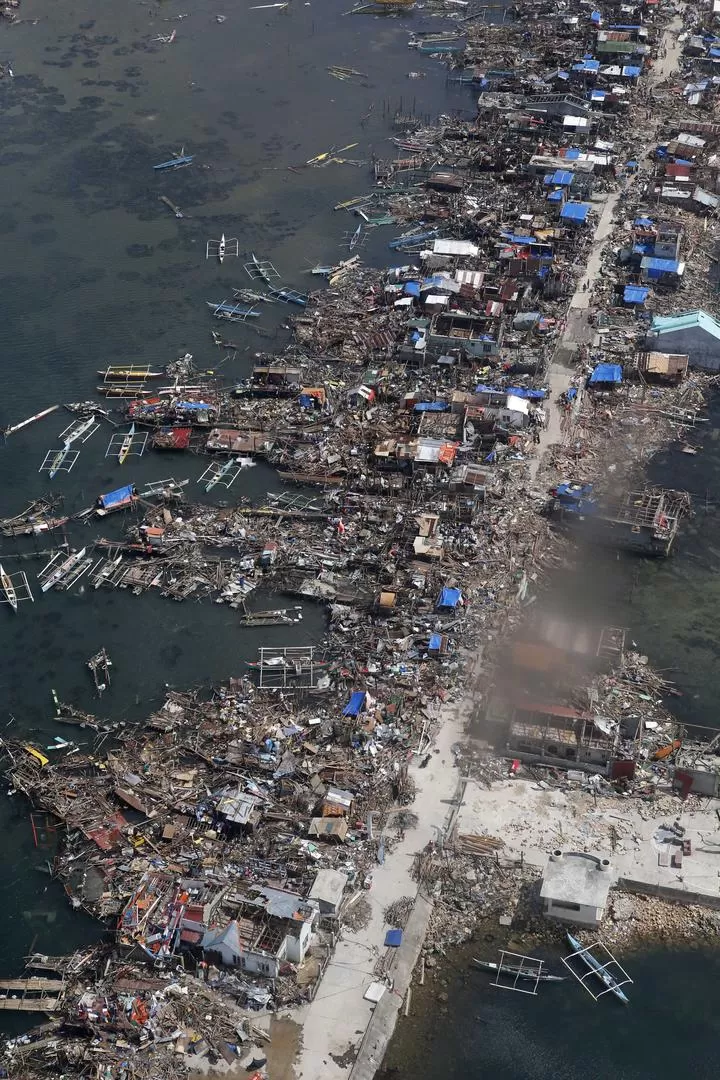 SOLO RUINAS. Botes y casas destrozadas se amontonan en Filipinas. REUTERS