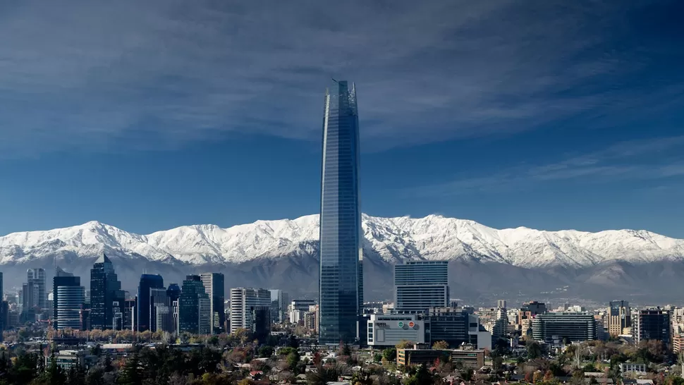 IMPONENTE. La Torre Costanera aventaja en más de 100 metros a otros rascacielos de Chile. FOTO TOMADA DE DISENOBIOCLIMATICO.WORDPRESS.COM 