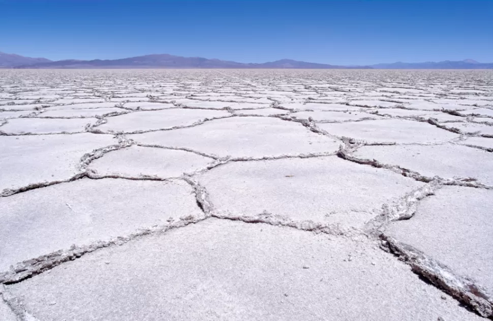 MAR DE SAL. El origen de las Salinas se ubica entre 5 y 10 millones de años atrás, cuando la cuenca se cubrió por completo de aguas  provenientes de un volcán. FOTO DE ARGENTUR