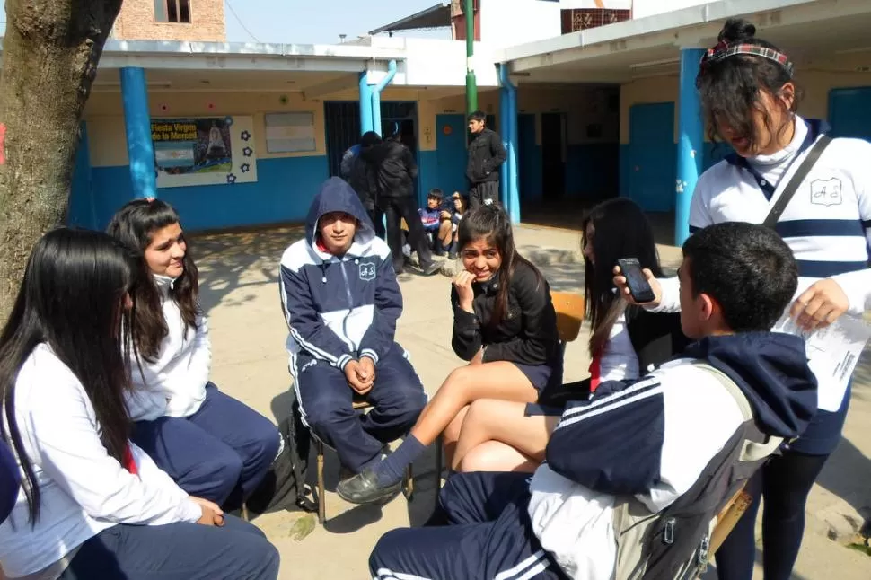 FRENTE A FRENTE. Los alumnos debaten acerca de sus propias religiones.
 